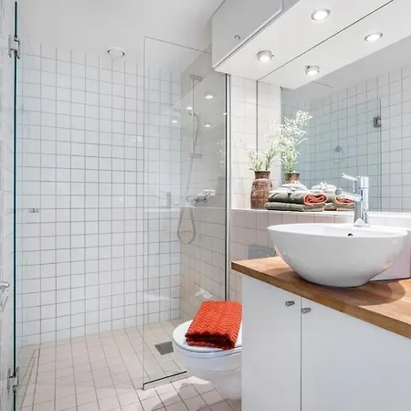 Apartment Prime Location: Spacious & *